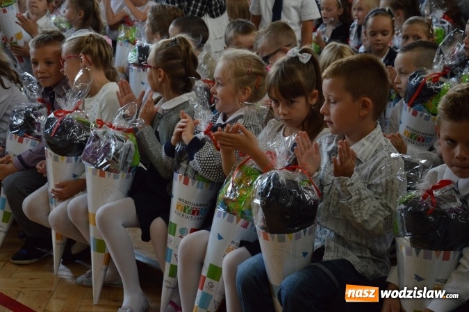 Zdjęcie w galerii na portalu naszwodzislaw.com: Inauguracja nowego roku szkolnego z prezydentem Mieczysławem Kiecą. Pierwszaki otrzymały tyty  wiadomości z regionu