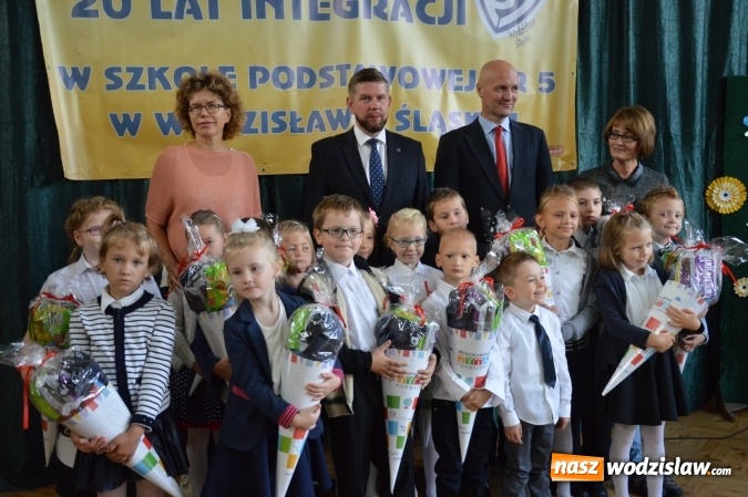 Zdjęcie w galerii na portalu naszwodzislaw.com: Inauguracja nowego roku szkolnego z prezydentem Mieczysławem Kiecą. Pierwszaki otrzymały tyty  wiadomości z regionu