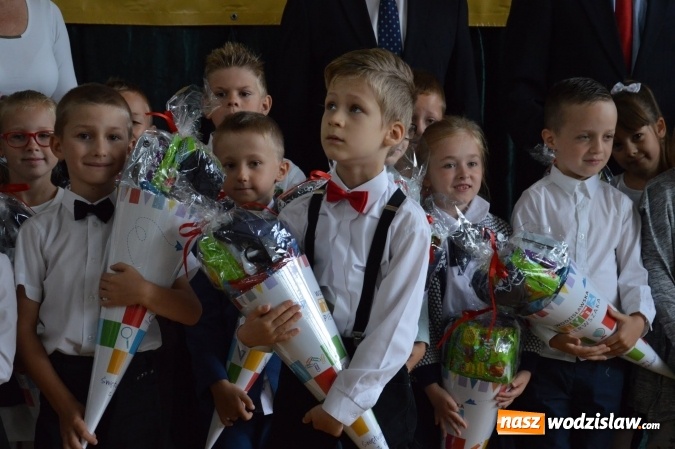 Zdjęcie w galerii na portalu naszwodzislaw.com: Inauguracja nowego roku szkolnego z prezydentem Mieczysławem Kiecą. Pierwszaki otrzymały tyty  wiadomości z regionu