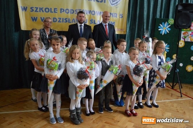 Zdjęcie w galerii na portalu naszwodzislaw.com: Inauguracja nowego roku szkolnego z prezydentem Mieczysławem Kiecą. Pierwszaki otrzymały tyty  wiadomości z regionu