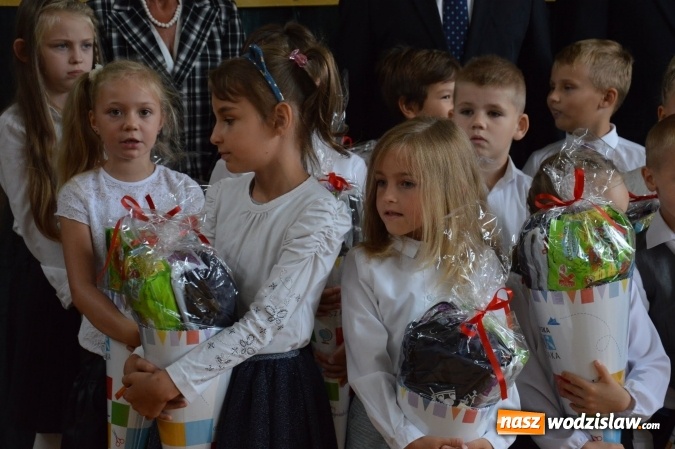 Zdjęcie w galerii na portalu naszwodzislaw.com: Inauguracja nowego roku szkolnego z prezydentem Mieczysławem Kiecą. Pierwszaki otrzymały tyty  wiadomości z regionu