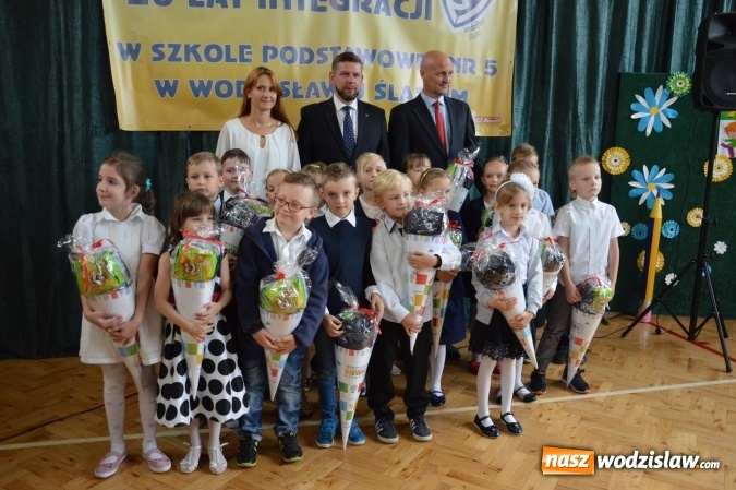 Zdjęcie w galerii na portalu naszwodzislaw.com: Inauguracja nowego roku szkolnego z prezydentem Mieczysławem Kiecą. Pierwszaki otrzymały tyty  wiadomości z regionu