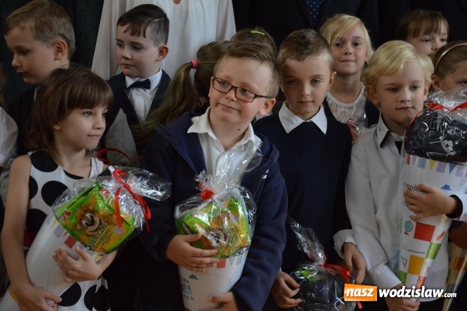 Zdjęcie w galerii na portalu naszwodzislaw.com: Inauguracja nowego roku szkolnego z prezydentem Mieczysławem Kiecą. Pierwszaki otrzymały tyty  wiadomości z regionu