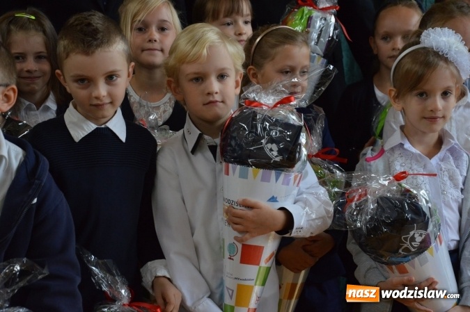 Zdjęcie w galerii na portalu naszwodzislaw.com: Inauguracja nowego roku szkolnego z prezydentem Mieczysławem Kiecą. Pierwszaki otrzymały tyty  wiadomości z regionu