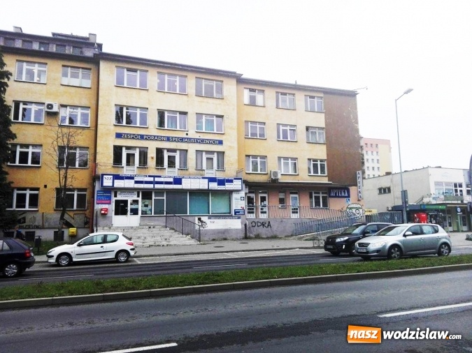 Zdjęcie w galerii na portalu naszwodzislaw.com: Szykują się duże zmiany przy ulicy 26 marca. Modernizację przejdzie przychodnia, parking oraz podjazd dla karetek wiadomości z regionu