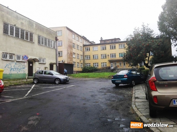 Zdjęcie w galerii na portalu naszwodzislaw.com: Szykują się duże zmiany przy ulicy 26 marca. Modernizację przejdzie przychodnia, parking oraz podjazd dla karetek wiadomości z regionu