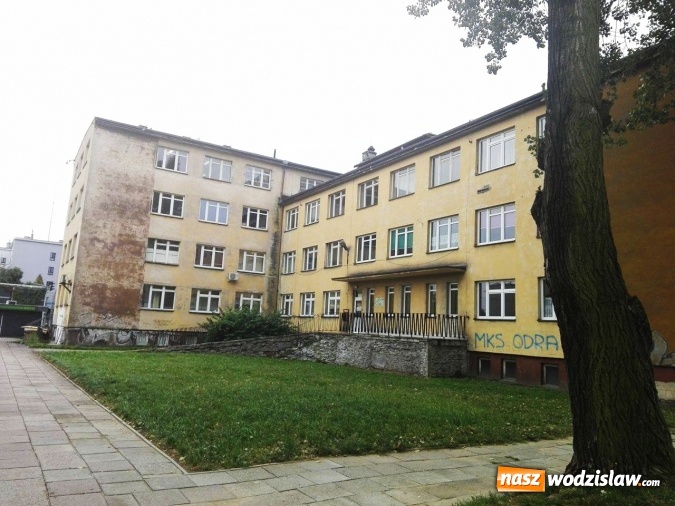 Zdjęcie w galerii na portalu naszwodzislaw.com: Szykują się duże zmiany przy ulicy 26 marca. Modernizację przejdzie przychodnia, parking oraz podjazd dla karetek wiadomości z regionu