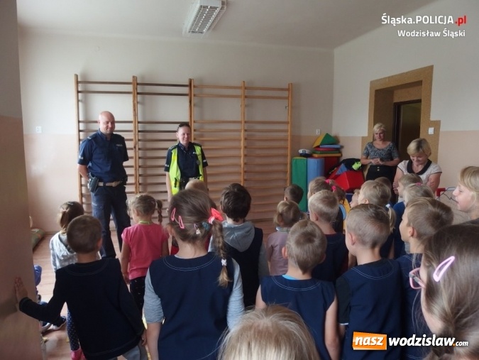 Zdjęcie w galerii na portalu naszwodzislaw.com: Witaj szkoło! Policjanci edukują dzieci  wiadomości z regionu