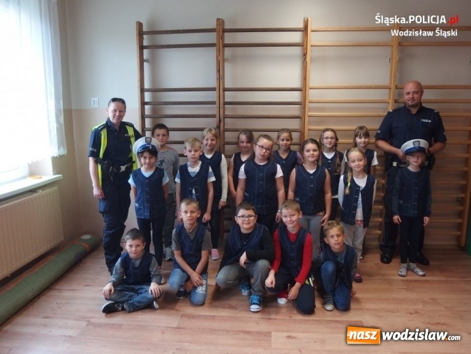 Zdjęcie w galerii na portalu naszwodzislaw.com: Witaj szkoło! Policjanci edukują dzieci  wiadomości z regionu