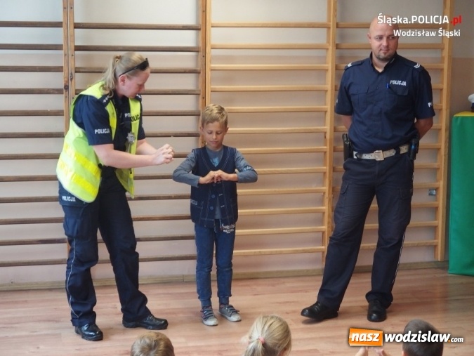 Zdjęcie w galerii na portalu naszwodzislaw.com: Witaj szkoło! Policjanci edukują dzieci  wiadomości z regionu