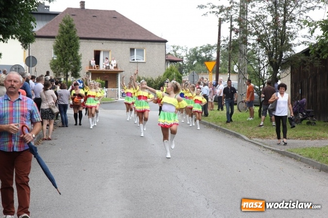 Zdjęcie w galerii na portalu naszwodzislaw.com: Potężny korowód dożynkowy w Syryni wiadomości z regionu