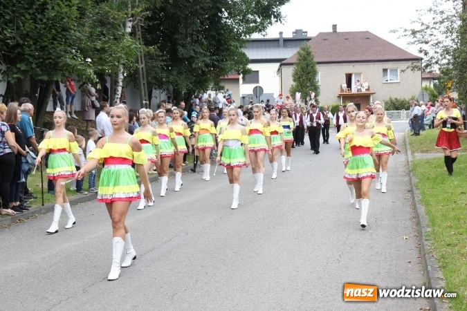 Zdjęcie w galerii na portalu naszwodzislaw.com: Potężny korowód dożynkowy w Syryni wiadomości z regionu
