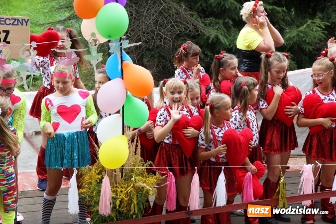 Zdjęcie w galerii na portalu naszwodzislaw.com: Potężny korowód dożynkowy w Syryni wiadomości z regionu