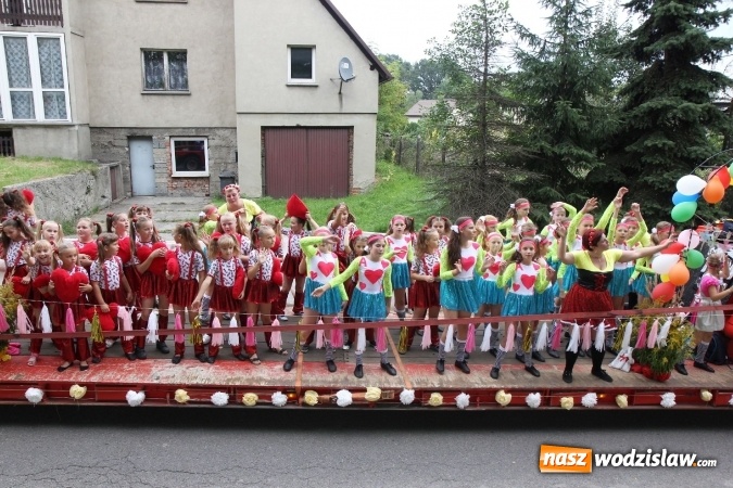 Zdjęcie w galerii na portalu naszwodzislaw.com: Potężny korowód dożynkowy w Syryni wiadomości z regionu