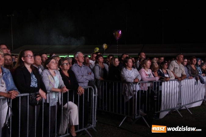 Zdjęcie w galerii na portalu naszwodzislaw.com: Golcowie porwali publiczność do wspólnej zabawy! Finał dożynek w Syryni z góralską muzyką wiadomości z regionu