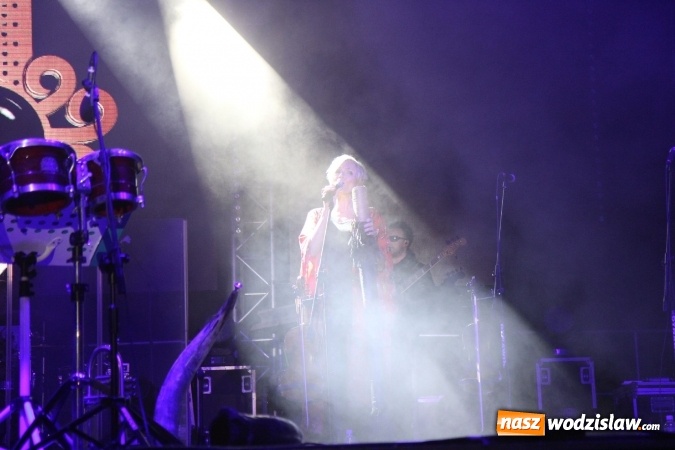 Zdjęcie w galerii na portalu naszwodzislaw.com: Golcowie porwali publiczność do wspólnej zabawy! Finał dożynek w Syryni z góralską muzyką wiadomości z regionu