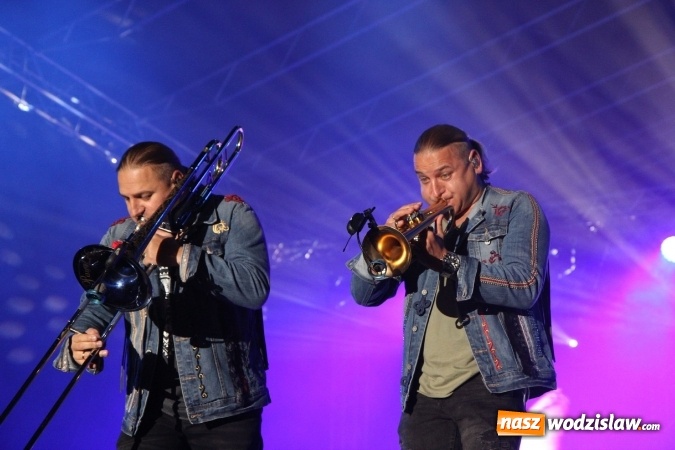 Zdjęcie w galerii na portalu naszwodzislaw.com: Golcowie porwali publiczność do wspólnej zabawy! Finał dożynek w Syryni z góralską muzyką wiadomości z regionu