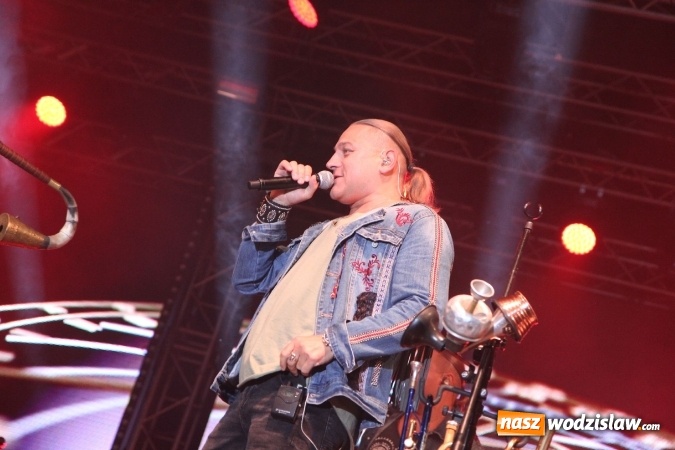 Zdjęcie w galerii na portalu naszwodzislaw.com: Golcowie porwali publiczność do wspólnej zabawy! Finał dożynek w Syryni z góralską muzyką wiadomości z regionu