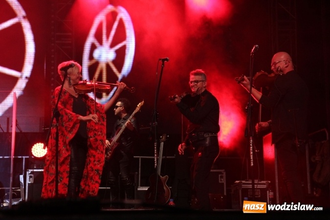 Zdjęcie w galerii na portalu naszwodzislaw.com: Golcowie porwali publiczność do wspólnej zabawy! Finał dożynek w Syryni z góralską muzyką wiadomości z regionu