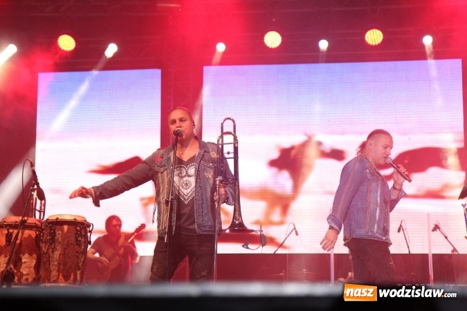 Zdjęcie w galerii na portalu naszwodzislaw.com: Golcowie porwali publiczność do wspólnej zabawy! Finał dożynek w Syryni z góralską muzyką wiadomości z regionu