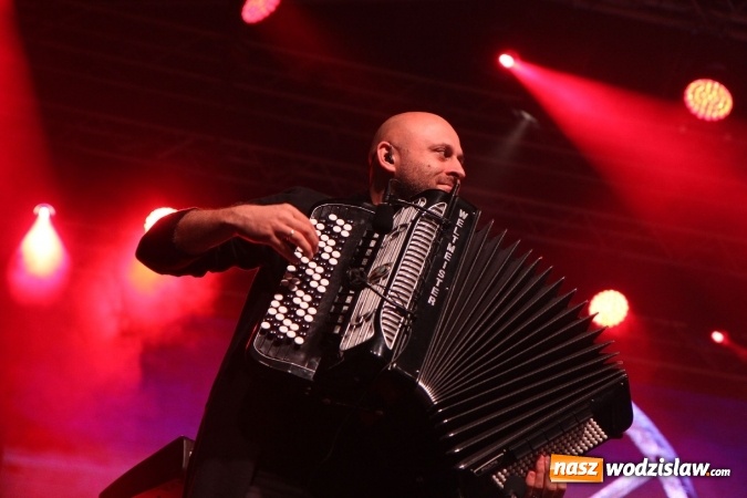 Zdjęcie w galerii na portalu naszwodzislaw.com: Golcowie porwali publiczność do wspólnej zabawy! Finał dożynek w Syryni z góralską muzyką wiadomości z regionu