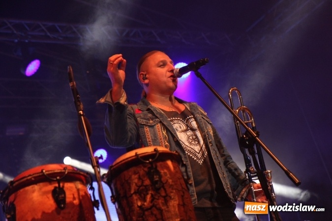 Zdjęcie w galerii na portalu naszwodzislaw.com: Golcowie porwali publiczność do wspólnej zabawy! Finał dożynek w Syryni z góralską muzyką wiadomości z regionu