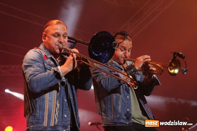 Zdjęcie w galerii na portalu naszwodzislaw.com: Golcowie porwali publiczność do wspólnej zabawy! Finał dożynek w Syryni z góralską muzyką wiadomości z regionu