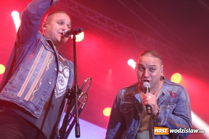 Zdjęcie w galerii na portalu naszwodzislaw.com: Golcowie porwali publiczność do wspólnej zabawy! Finał dożynek w Syryni z góralską muzyką wiadomości z regionu