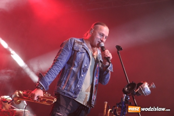 Zdjęcie w galerii na portalu naszwodzislaw.com: Golcowie porwali publiczność do wspólnej zabawy! Finał dożynek w Syryni z góralską muzyką wiadomości z regionu