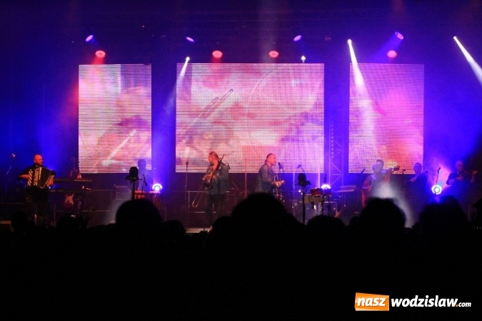 Zdjęcie w galerii na portalu naszwodzislaw.com: Golcowie porwali publiczność do wspólnej zabawy! Finał dożynek w Syryni z góralską muzyką wiadomości z regionu