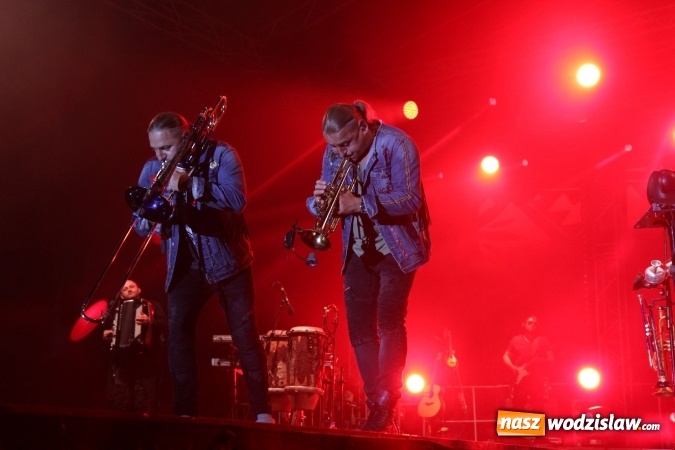 Zdjęcie w galerii na portalu naszwodzislaw.com: Golcowie porwali publiczność do wspólnej zabawy! Finał dożynek w Syryni z góralską muzyką wiadomości z regionu