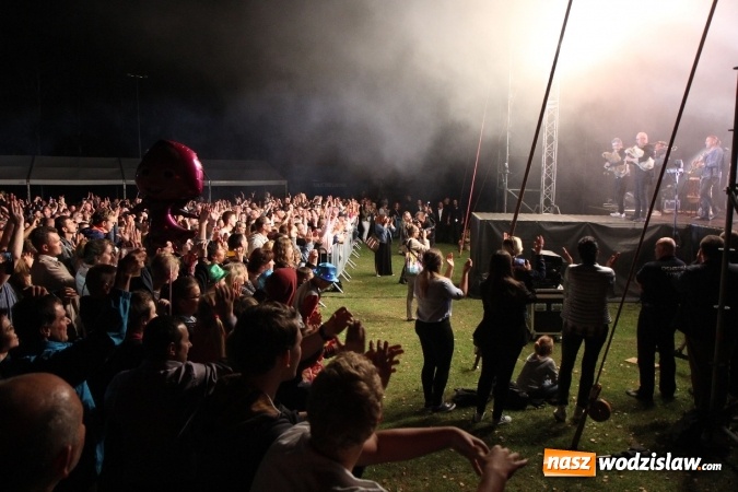 Zdjęcie w galerii na portalu naszwodzislaw.com: Golcowie porwali publiczność do wspólnej zabawy! Finał dożynek w Syryni z góralską muzyką wiadomości z regionu