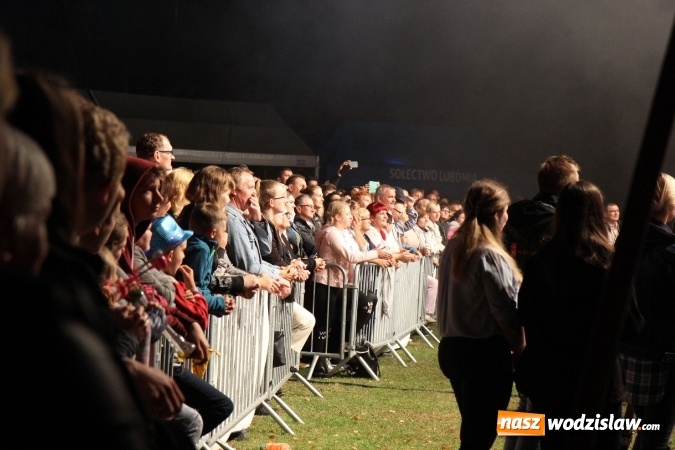 Zdjęcie w galerii na portalu naszwodzislaw.com: Golcowie porwali publiczność do wspólnej zabawy! Finał dożynek w Syryni z góralską muzyką wiadomości z regionu