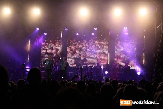 Zdjęcie w galerii na portalu naszwodzislaw.com: Golcowie porwali publiczność do wspólnej zabawy! Finał dożynek w Syryni z góralską muzyką wiadomości z regionu