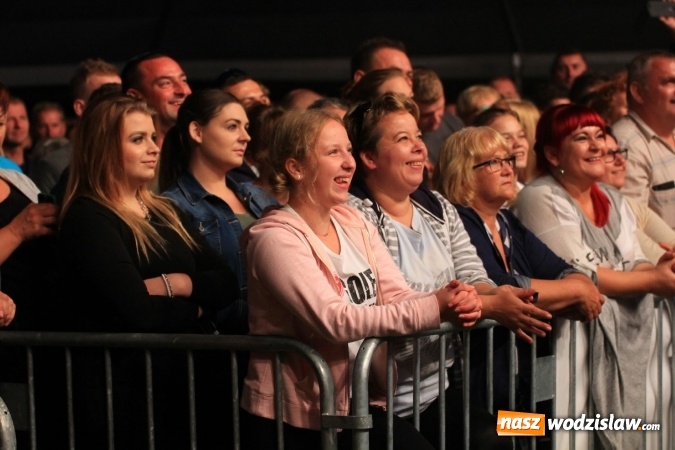 Zdjęcie w galerii na portalu naszwodzislaw.com: Golcowie porwali publiczność do wspólnej zabawy! Finał dożynek w Syryni z góralską muzyką wiadomości z regionu