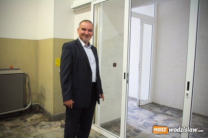 Zdjęcie w galerii na portalu naszwodzislaw.com: Trwa remont w Miejskim Ośrodku Kultury w Pszowie. Zniknęły kraty, pojawiły się nowoczesne drzwi  wiadomości z regionu