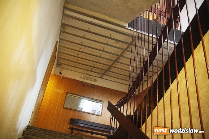 Zdjęcie w galerii na portalu naszwodzislaw.com: Trwa remont w Miejskim Ośrodku Kultury w Pszowie. Zniknęły kraty, pojawiły się nowoczesne drzwi  wiadomości z regionu
