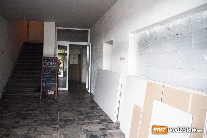 Zdjęcie w galerii na portalu naszwodzislaw.com: Trwa remont w Miejskim Ośrodku Kultury w Pszowie. Zniknęły kraty, pojawiły się nowoczesne drzwi  wiadomości z regionu