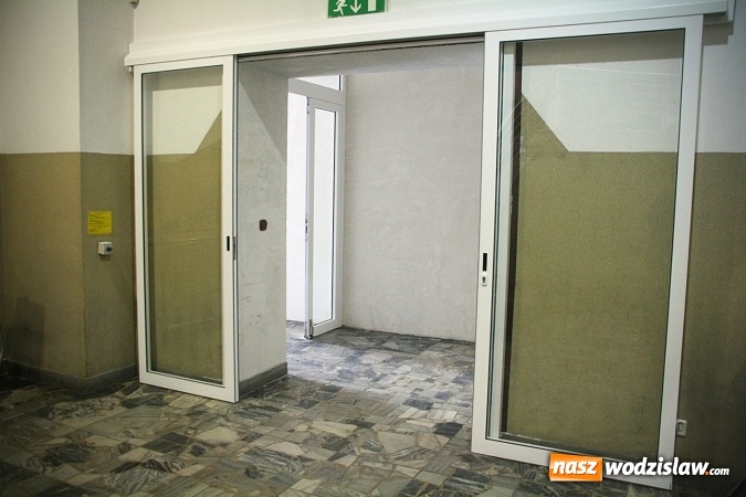 Zdjęcie w galerii na portalu naszwodzislaw.com: Trwa remont w Miejskim Ośrodku Kultury w Pszowie. Zniknęły kraty, pojawiły się nowoczesne drzwi  wiadomości z regionu