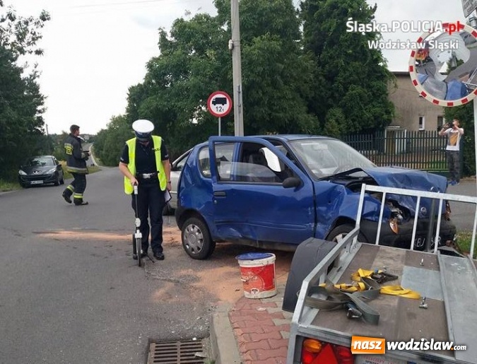 Zdjęcie w galerii na portalu naszwodzislaw.com: Zignorował znak STOP, doprowadził do groźnego wypadku. Dwie osoby w szpitalu  wiadomości z regionu