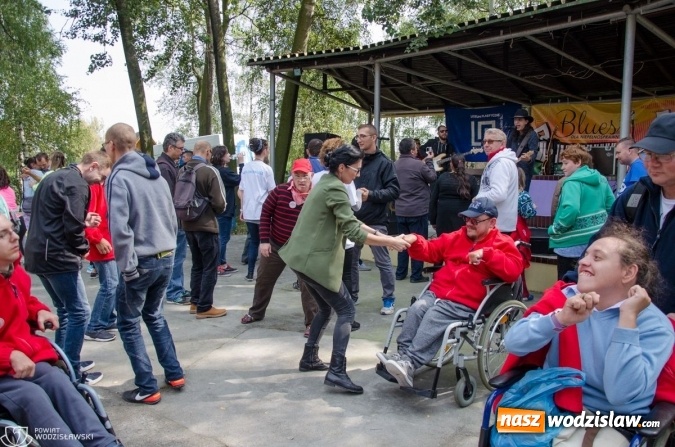 Zdjęcie w galerii na portalu naszwodzislaw.com: Po raz dwunasty niepełnosprawni bawili się w rytmie bluesa wiadomości z regionu