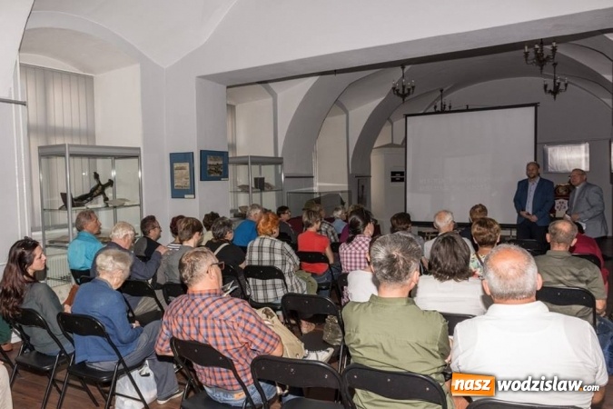 Zdjęcie w galerii na portalu naszwodzislaw.com: Podążali szlakiem drewnianych kościołów i kapliczek powiatu wodzisławskiego  wiadomości z regionu