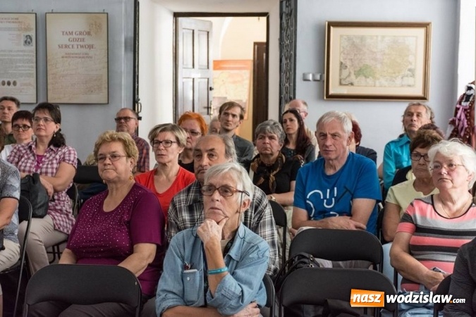 Zdjęcie w galerii na portalu naszwodzislaw.com: Podążali szlakiem drewnianych kościołów i kapliczek powiatu wodzisławskiego  wiadomości z regionu