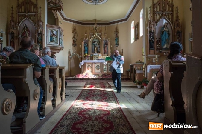 Zdjęcie w galerii na portalu naszwodzislaw.com: Podążali szlakiem drewnianych kościołów i kapliczek powiatu wodzisławskiego  wiadomości z regionu