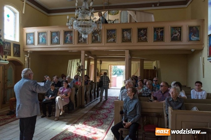 Zdjęcie w galerii na portalu naszwodzislaw.com: Podążali szlakiem drewnianych kościołów i kapliczek powiatu wodzisławskiego  wiadomości z regionu