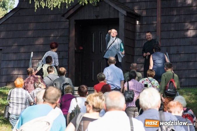 Zdjęcie w galerii na portalu naszwodzislaw.com: Podążali szlakiem drewnianych kościołów i kapliczek powiatu wodzisławskiego  wiadomości z regionu