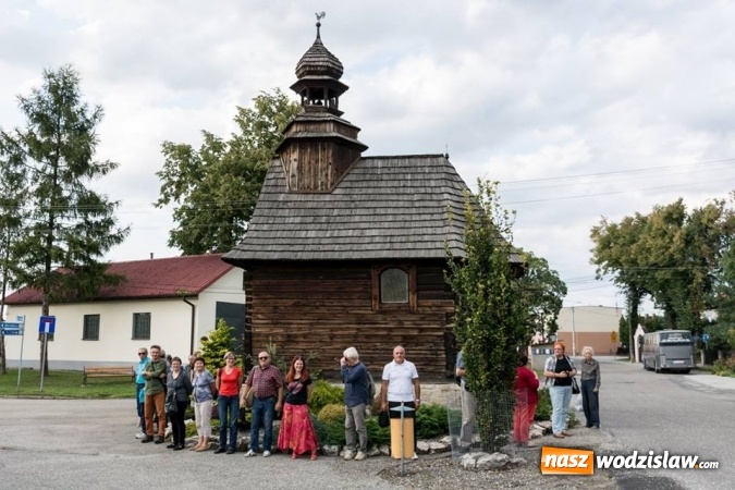 Zdjęcie w galerii na portalu naszwodzislaw.com: Podążali szlakiem drewnianych kościołów i kapliczek powiatu wodzisławskiego  wiadomości z regionu