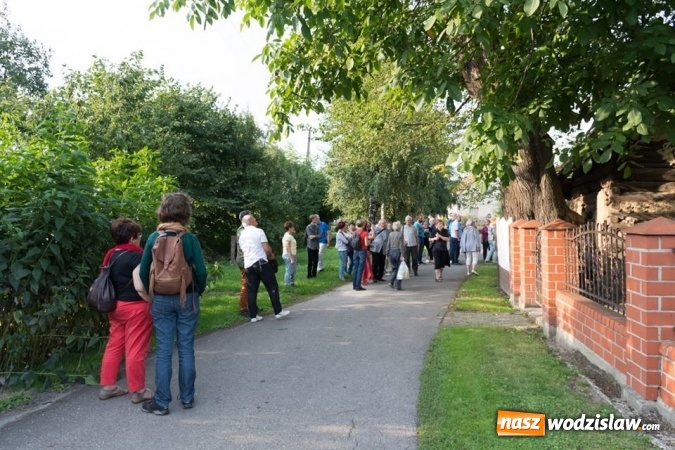 Zdjęcie w galerii na portalu naszwodzislaw.com: Podążali szlakiem drewnianych kościołów i kapliczek powiatu wodzisławskiego  wiadomości z regionu