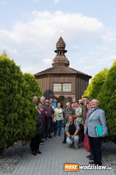 Zdjęcie w galerii na portalu naszwodzislaw.com: Podążali szlakiem drewnianych kościołów i kapliczek powiatu wodzisławskiego  wiadomości z regionu