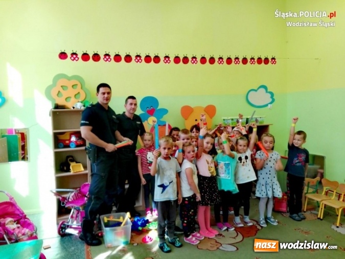 Zdjęcie w galerii na portalu naszwodzislaw.com: Bezpieczna droga do... przedszkola. Dzielnicowi z Radlina edukują najmłodszych  wiadomości z regionu